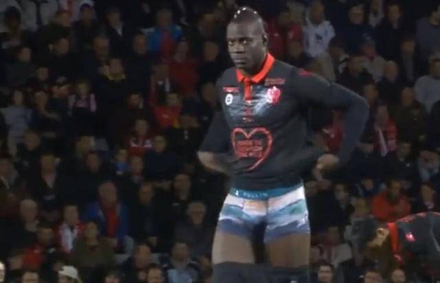 浙BA赛场热血对决场外市集逛吃两不误（浙BA激战正酣，场外市集逛吃不停）