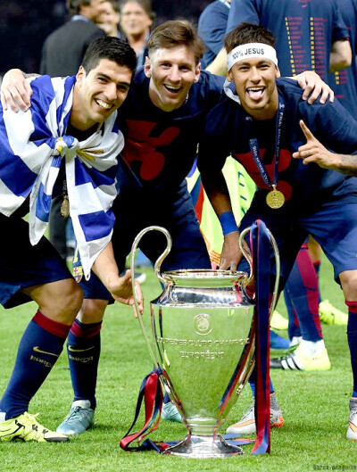 老将强硬打成2+1，全队振奋（老将强攻打成2+1，瞬间点燃全队士气）