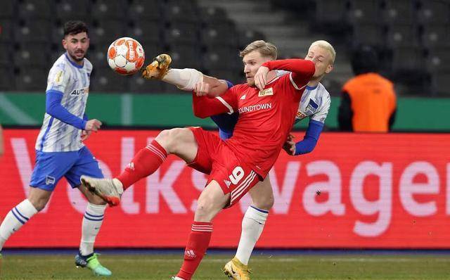 穆勒：梅西的踢球风格是纯粹的天赋，C罗的职业精神更突出（穆勒：梅西天赋尽显，C罗职业精神更出众）