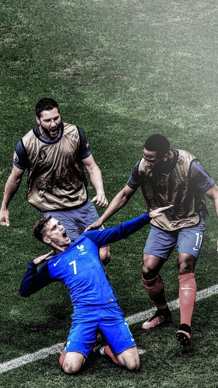 TA：因现代足球重视边路与攻防转换，菱形中场阵型已几乎绝迹（TA：在现代足球强调边路与攻防转换的趋势下，菱形中场几乎走入历史）