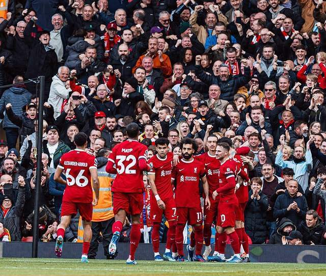 内维尔：这绝对是一场疯狂的比赛，整个球场的球迷都麻木了（内维尔：这场比赛太疯狂，全场球迷都已麻木）