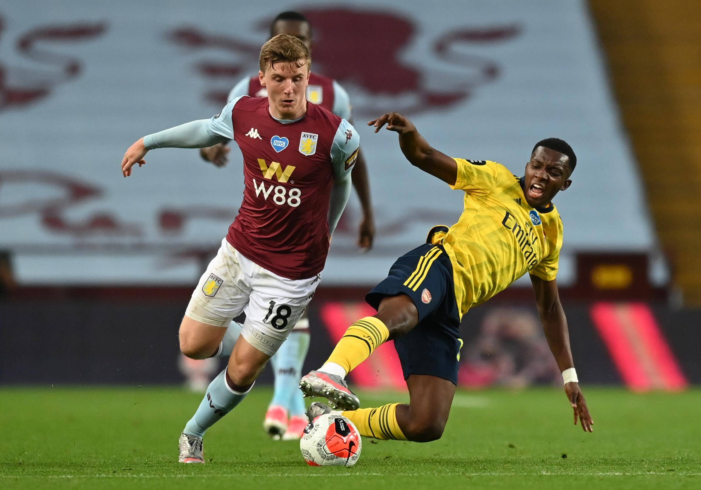 媒体人谈小杨被打脸但没吹：原以为世上只有CBA裁判才能吹出种球（媒体人：小杨被打脸却无哨，原以为只有CBA裁判会这么判）