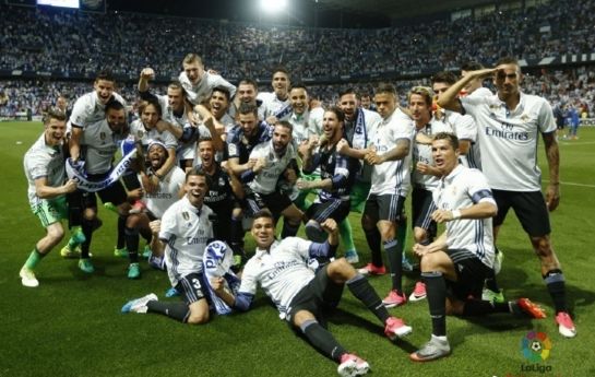 埃杜在高铁站被围满，合同今年到期，他说明年也希望在深圳（埃杜高铁站遭围堵，合同今年到期：盼明年留在深圳）