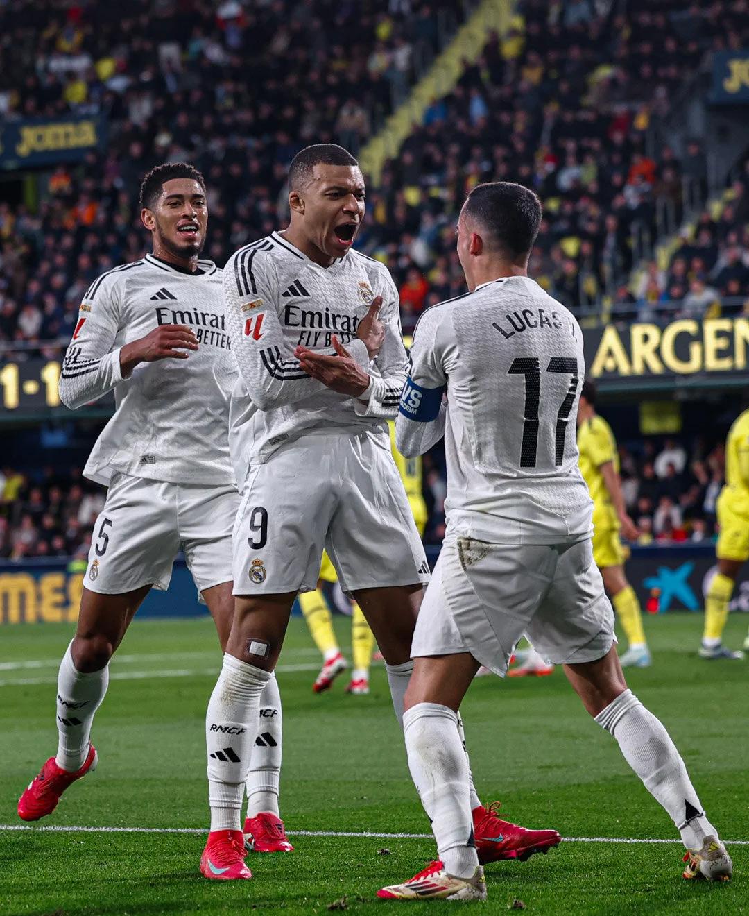 詹姆斯赛后向卡斯尔赠送签名球衣：年轻的国王，继续加油（詹姆斯赛后赠卡斯尔签名球衣：年轻的王者，继续前行）