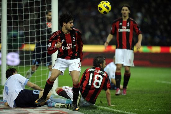 乔纳森-戴维：儒尼尼奥是史上最佳任意球手，他总能将球打进（乔纳森-戴维：儒尼尼奥是历史第一任意球大师，几乎每次都能破门）