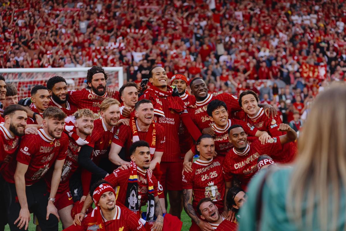 记者：弗里克听说自己的明夏离队传闻后说“又是胡说八道”（记者：被问及明夏离队传闻，弗里克回应“又是胡说八道”）