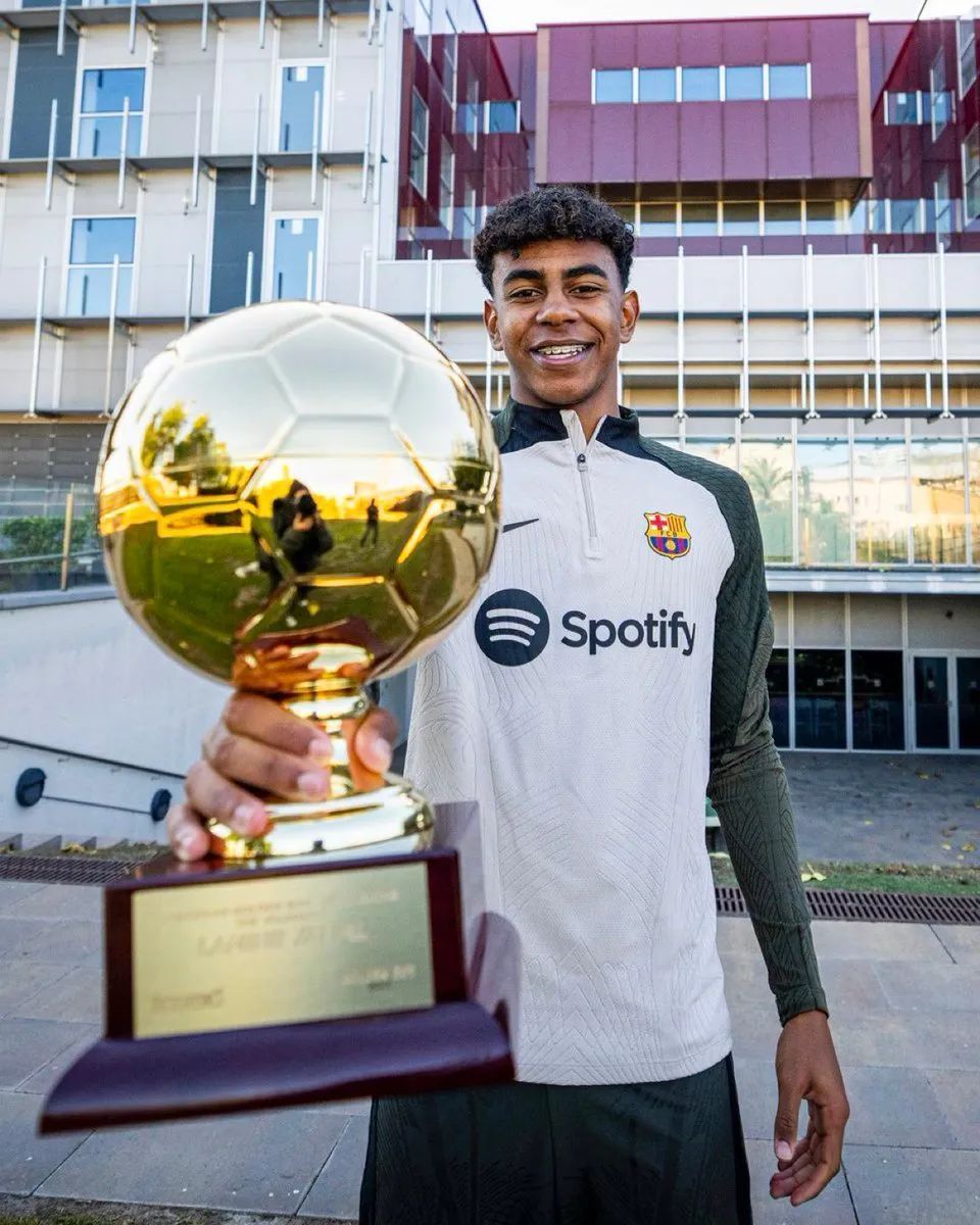 亚马尔送制胜助攻后染黄，无缘下一轮对阵布拉格斯拉维亚的欧冠（亚马尔制胜助攻后染黄，欧冠下轮缺席战布拉格斯拉维亚）