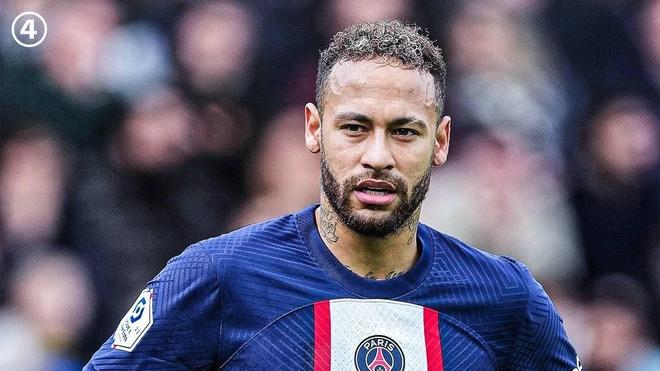 手腕骨折+肩部受伤，巴黎主席纳赛尔缠着绷带赴客场督战欧冠（手腕骨折肩部受创，巴黎主席纳赛尔打着绷带客赴欧冠督战）