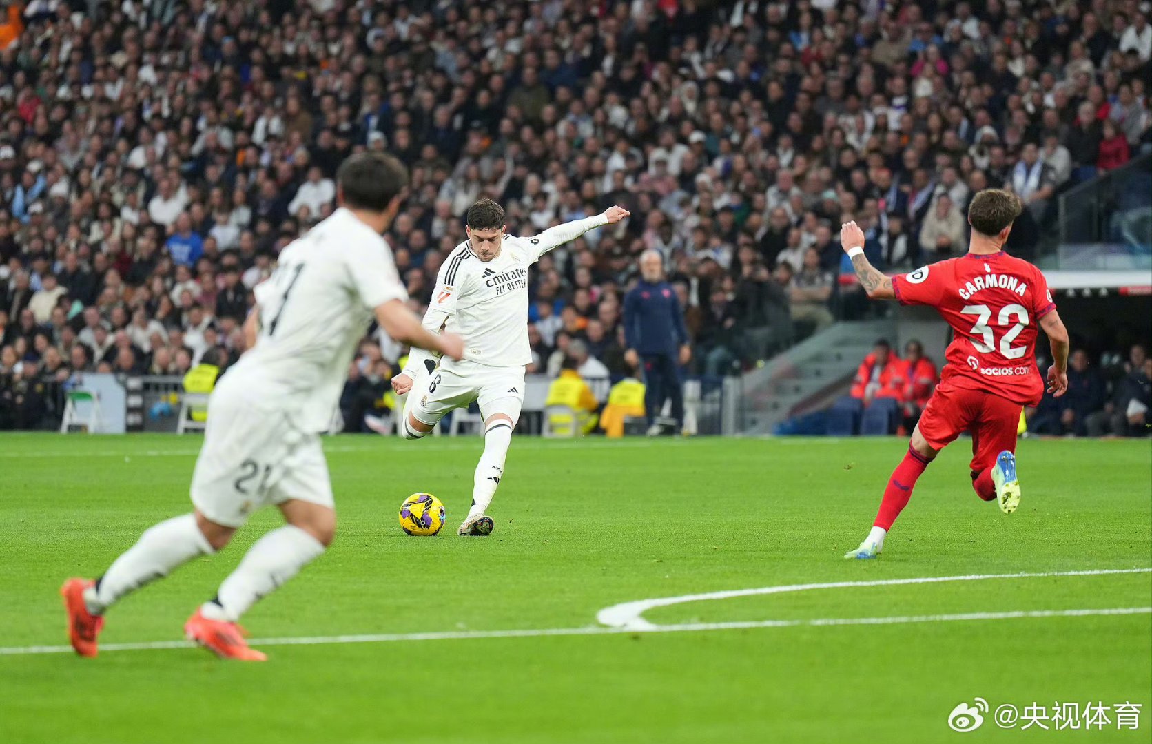 球迷怒喷后蹇韬回应：输球又怎么样？随后被韦世豪、甘超拦下（被球迷怒喷后，蹇韬回怼：输球怎么了？随即被韦世豪、甘超拉住）