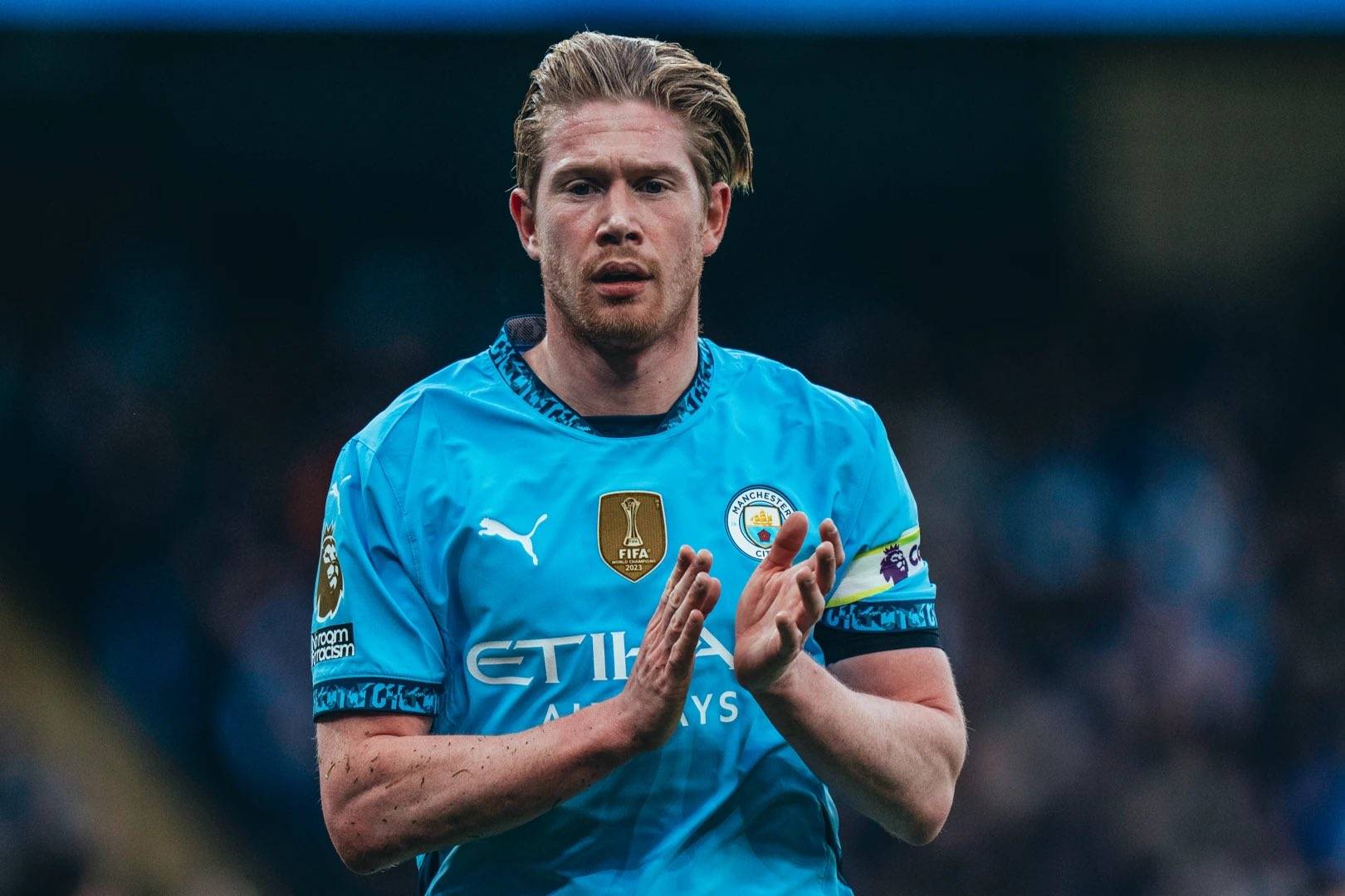 连丢2局！梁靖崑直摇头，孙颖莎耐心给他复盘，王艺迪一旁看热闹（连丢两局，梁靖崑连连摇头；孙颖莎耐心复盘相助，王艺迪在旁观望）