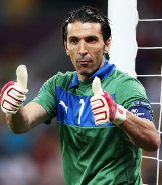 绿帽哥：皇马对阿诺德的表现极为不满，32万欧周薪却频受伤（绿帽哥：皇马对阿诺德表现颇感失望，拿着32万欧周薪仍伤病缠身）