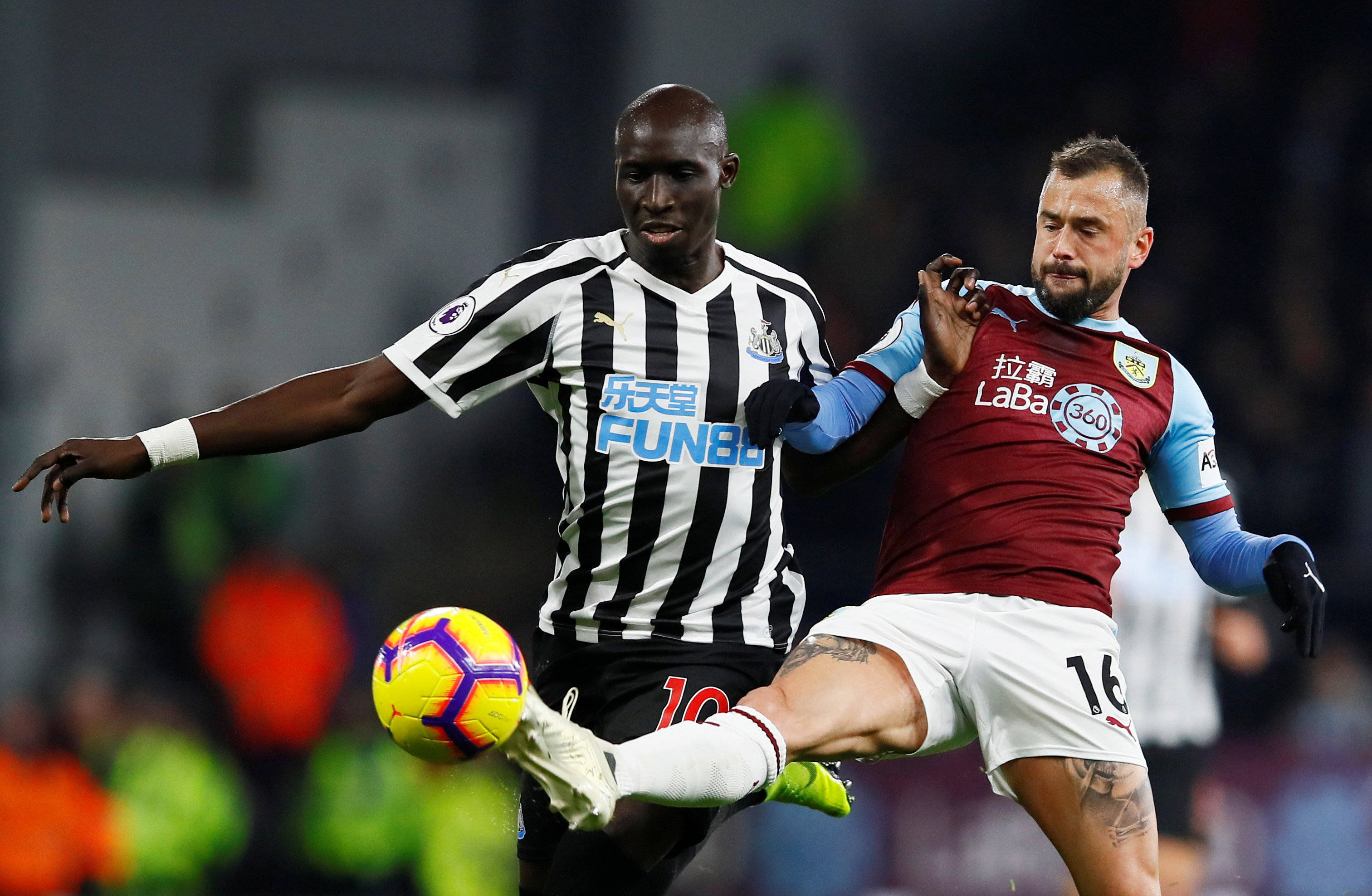 拜仁再度横扫对手，领先德甲积分榜（拜仁再次狂胜，继续领跑德甲积分榜）