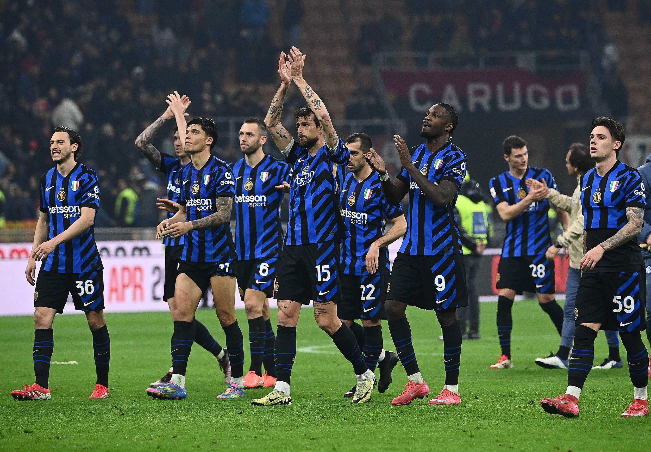 第10个亚军，申花上次拿到中国足球顶级联赛冠军还是30年前（申花第10次屈居亚军，上次问鼎中国顶级联赛已是30年前）