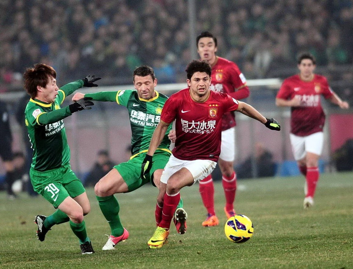 跟队：麦迪逊赛后拄拐穿过混合采访区，神情十分沮丧（随队报道：麦迪逊赛后拄拐经过混采区，神情低落）