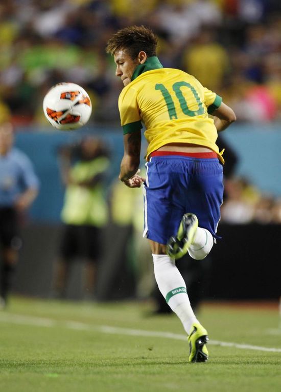 足球国足U23小将爆射破门，引网友赞叹（国足U23小将重炮破门，网友齐声点赞）