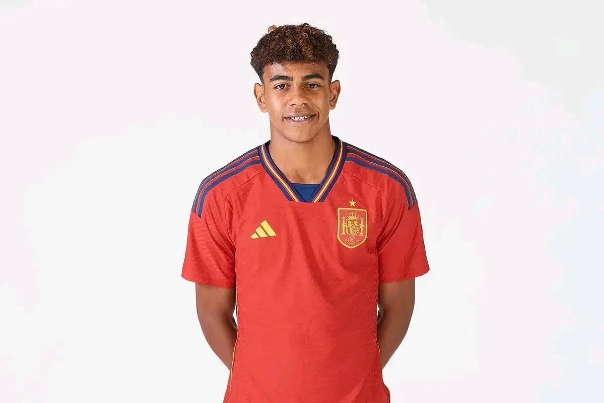 王楚钦苦战3局，1-2不敌弗朗西斯卡！国乒暂时6-3领先德国队（鏖战三局，王楚钦1-2憾负弗朗西斯卡，国乒暂以6-3领先德国队）