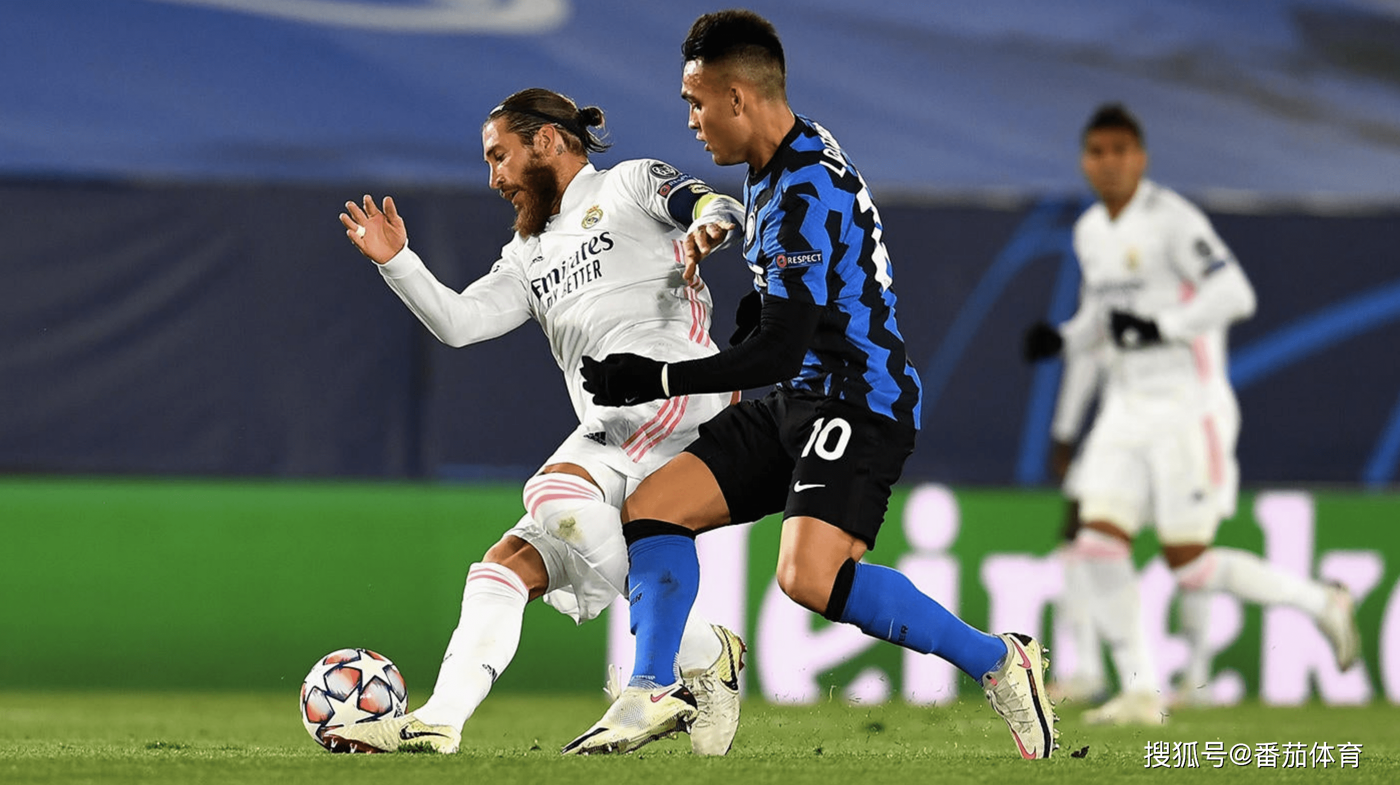 传记作者：莱万年少时常因身材自卑；他与渣叔的关系起初不好（传记作者称：莱万少年常为身材自卑，初期与克洛普关系紧张）